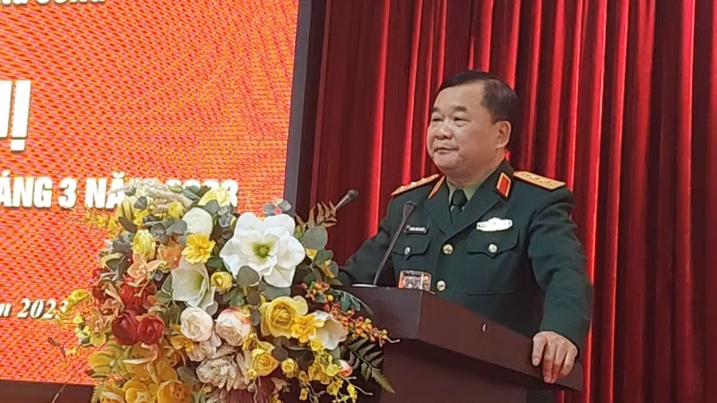 Thượng tướng Hoàng Xuân Chiến, Ủy viên Trung ương Đảng, Thứ trưởng Quốc phòng trình bày chuyên đề tại Hội nghị.