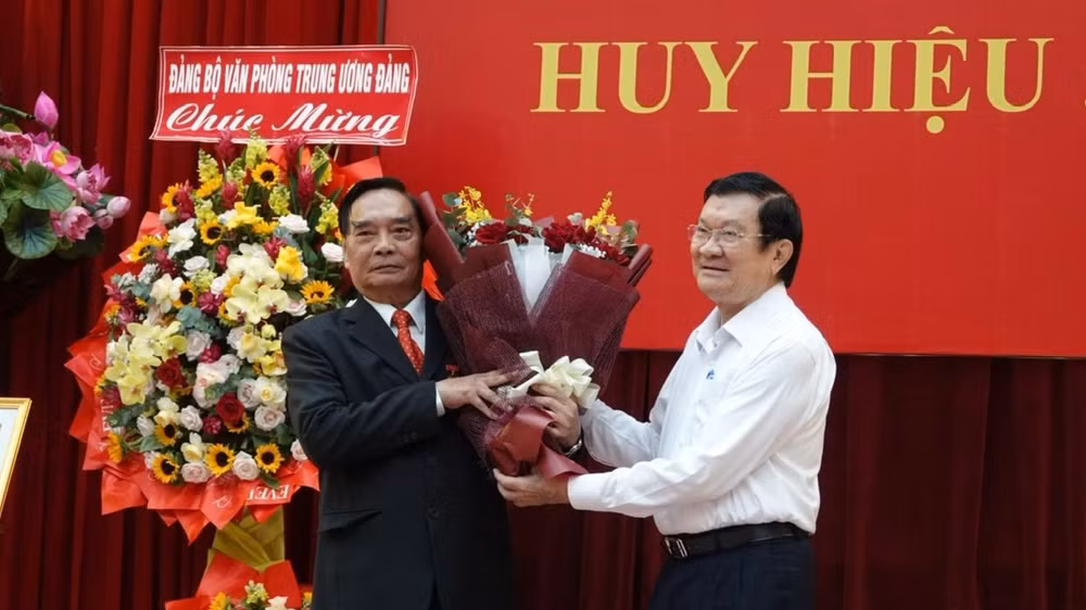 Đồng chí Trương Tấn Sang, nguyên Chủ tịch nước, tặng hoa chúc mừng đồng chí Lê Hồng Anh tại buổi lễ.