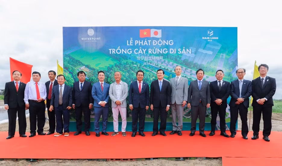 Các đại biểu cấp cao chụp ảnh lưu niệm tại sự kiện.