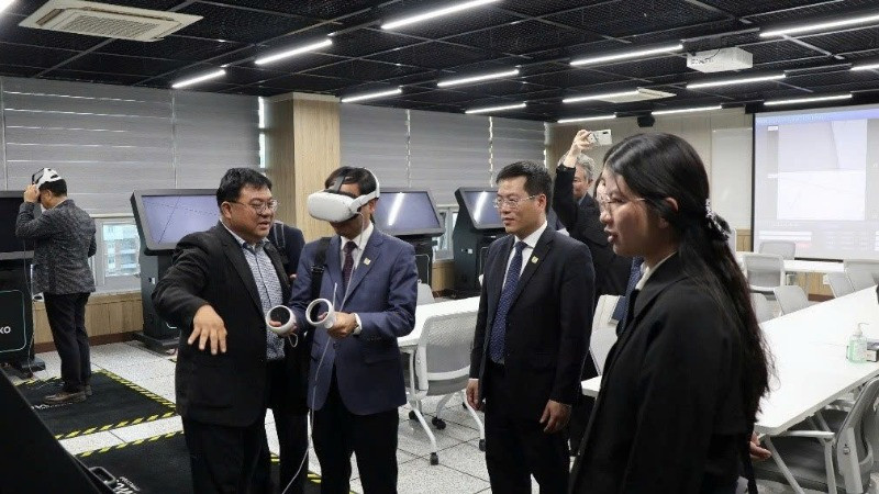 Cán bộ Trường đại học Điện lực tìm hiểu phòng thí nghiệm ảo về vi mạch bán dẫn trong chương trình hợp tác với Đại học Bách khoa Hàn Quốc V-cơ sở Gwangju.