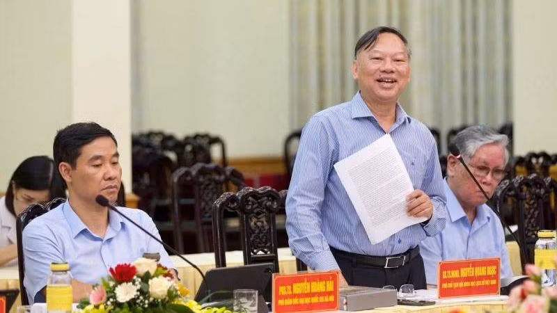 Giáo sư, Tiến sĩ Nguyễn Quang Ngọc, Phó Chủ tịch Hội Khoa học Lịch sử Việt Nam trình bày tham luận tại Hội thảo.