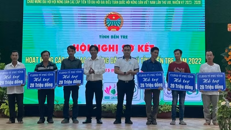 Trao bảng tượng trưng vốn xoay vòng cho 6 hộ nông dân thực hiện mô hình sinh kế “Sản xuất bông giấy”.