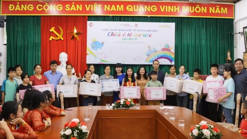 Ban tổ chức cuộc thi tặng quà cho 17 nhà tại Làng trẻ em SOS năm 2020.