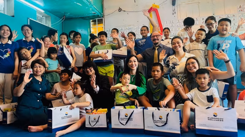 Đại diện European Wellness Việt Nam thăm và tặng quà tại Trường giáo dục chuyên biệt Tuổi Ngọc.