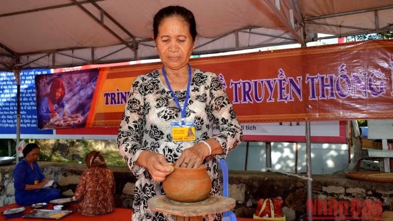 Nghệ nhân trình diễn nghề làm gốm Chăm truyền thống tại Lễ hội.