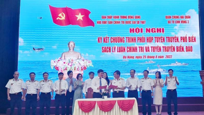 Ký kết Chương trình phối hợp trong tuyên truyền, phổ biến sách lý luận chính trị và tuyên truyền về biển, đảo giữa Nhà xuất bản Chính trị quốc gia Sự thật và Bộ Tư lệnh Vùng 3 Hải quân. 