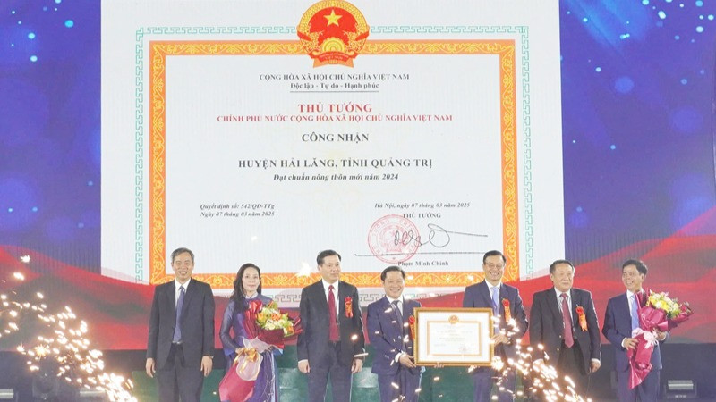 Huyện Hải Lăng vinh dự đón nhận Bằng công nhận huyện đạt chuẩn nông thôn mới năm 2024 của Thủ tướng Chính phủ. 