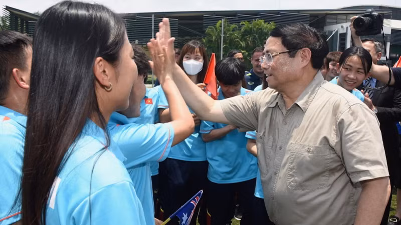 Thủ tướng Phạm Minh Chính giao lưu với các cầu thủ Đội tuyển bóng đá nữ Việt Nam.