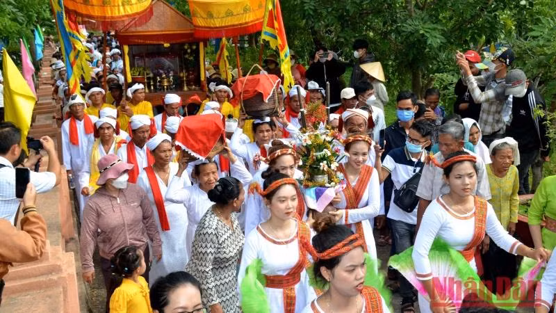 Đoàn thỉnh và rước Y trang nữ Thần Pô-Sha-Inư lên tháp chính.