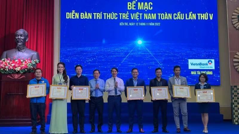 Ban Tổ chức tặng Bằng khen cho các cá nhân có thành tích xuất sắc trong công tác tổ chức Diễn đàn Trí thức trẻ Việt Nam toàn cầu lần thứ V.