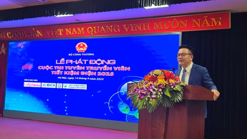 Đại diện Tập đoàn Điện lực Việt Nam phát biểu tại Lễ phát động (Ảnh: LÊ CHI)