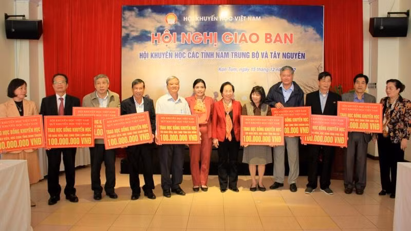 Hội Khuyến học Việt Nam trao hỗ trợ Quỹ Khuyến học các tỉnh để tặng học bổng cho học sinh nghèo, vượt khó.