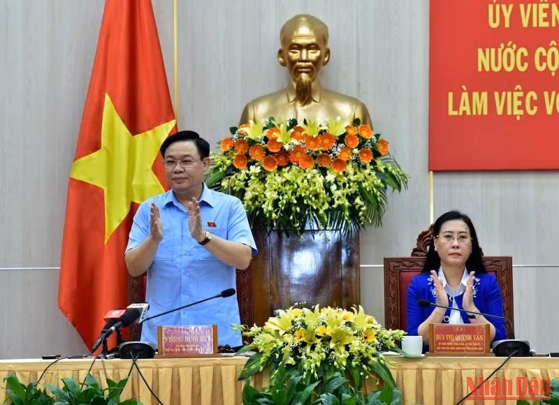 Chủ tịch Quốc hội Vương Đình Huệ chủ trì buổi làm việc với Ban Thường vụ Tỉnh ủy Quảng Ngãi. (Ảnh Đăng Anh)