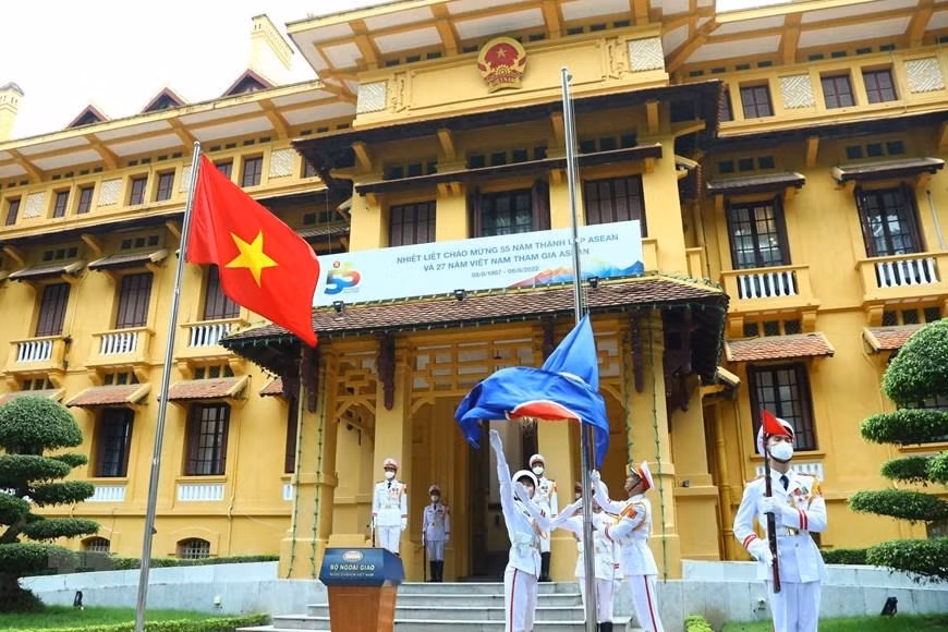 Lực lượng tiêu binh thực hiện nghi thức thượng cờ ASEAN.(Ảnh: Văn Điệp/TTXVN)