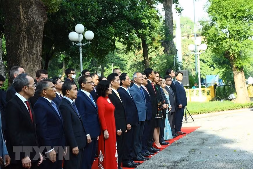 Đại diện các nước thành viên ASEAN cùng các đại biểu dự Lễ Thượng cờ. (Ảnh: Văn Điệp/TTXVN)