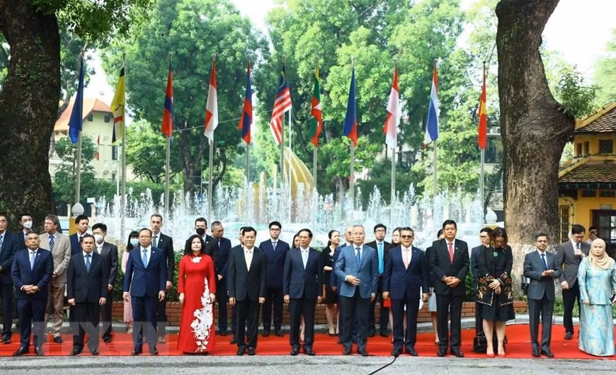 Đại diện các nước thành viên ASEAN cùng các đại biểu dự Lễ Thượng cờ. (Ảnh: Văn Điệp/TTXVN)