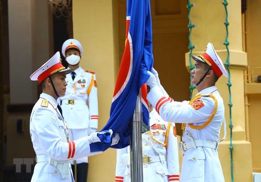 Lực lượng tiêu binh thực hiện nghi thức thượng cờ ASEAN.(Ảnh: Văn Điệp/TTXVN)