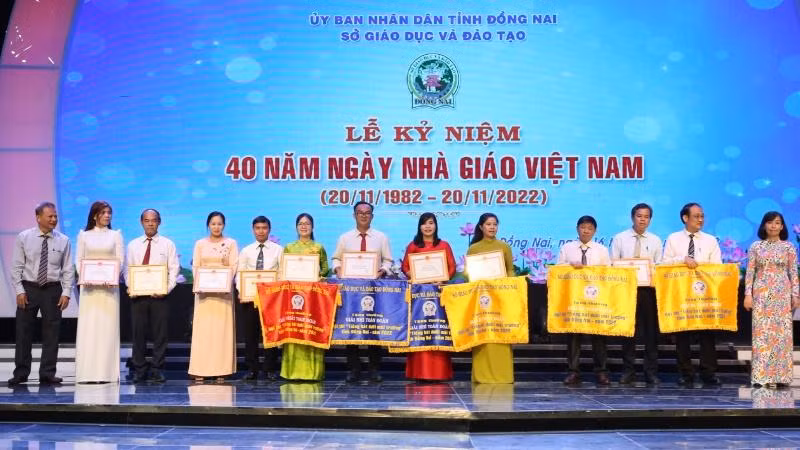 Lãnh đạo Sở Giáo dục và Đào tạo Đồng Nai khen thưởng các đơn vị có thành tích cao tại hội thi văn nghệ, giao lưu thể thao.