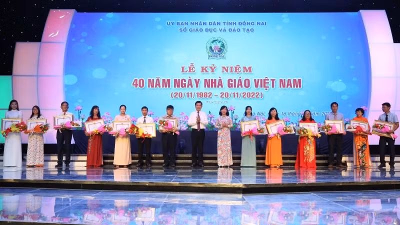 Bí thư Tỉnh ủy Đồng Nai Nguyễn Hồng Lĩnh cùng Giám đốc Sở Giáo dục và Đào tạo Đồng Nai Trương Thị Kim Huệ trao khen thưởng cho các nhà giáo.