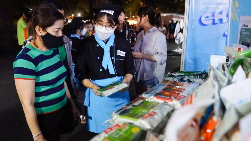 Người dân tham quan các gian hàng tại sự kiện.