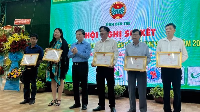 Bí thư Tỉnh ủy Bến Tre Lê Đức Thọ trao Bằng khen cho 5 cá nhân có thành tích xuất sắc trong thực hiện công tác an sinh xã hội.