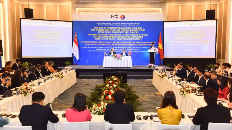 Quang cảnh buổi gặp giữa Thủ tướng Phạm Minh Chính và Thủ tướng Singapore Lý Hiển Long với thanh niên hai nước.