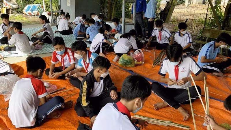 Các nhóm thiếu nhi thực hiện phần thi làm lồng đèn.