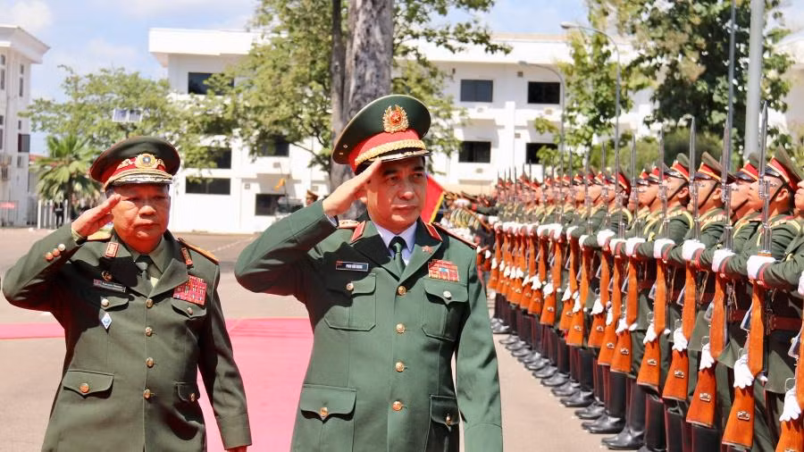 Đại tướng Chansamone Chanyalath dành sự đón tiếp trọng thị với nghi thức cao nhất của quân đội dành cho Đại tướng Phan Văn Giang và Đoàn đại biểu quân sự cấp cao Việt Nam. (Ảnh: Trịnh Dũng)