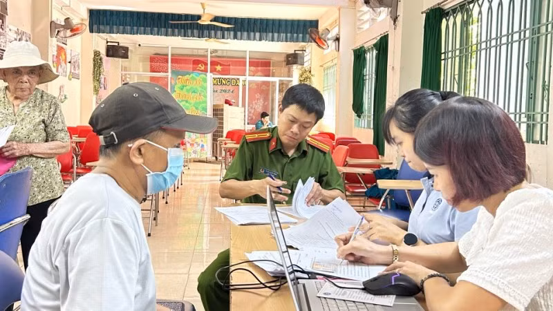 Bảo hiểm xã hội quận-huyện phối hợp Công an địa phương phát Phiếu khảo sát nhu cầu, phương thức nhận chi trả lương hưu và trợ cấp hằng tháng.