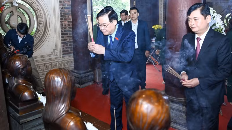 Chủ tịch Quốc hội Vương Đình Huệ dâng hương tưởng niệm các Anh hùng liệt sĩ tại Khu di tích lịch sử Truông Bồn. (Ảnh: DUY LINH)