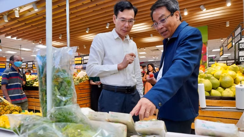 Các đại biểu tham quan gian hàng sản phẩm xanh tại lễ khai mạc. (Ảnh: CTV)