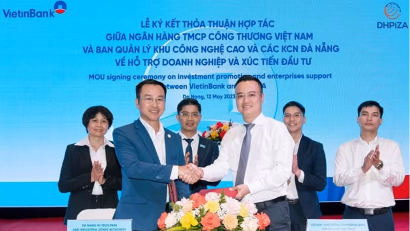 Đại diện VietinBank và Ban Quản lý Khu công nghệ cao và các Khu công nghiệp Đà Nẵng ký kết Thỏa thuận hợp tác xúc tiến đầu tư.