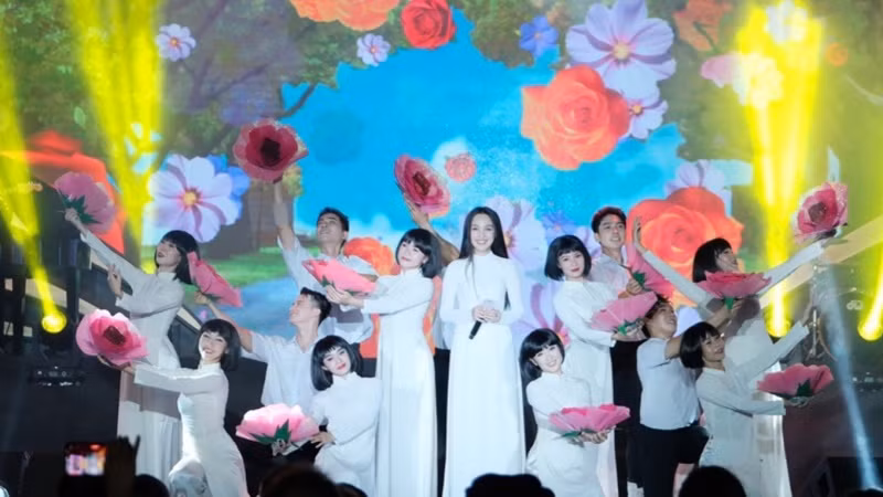 Phụ huynh ca sĩ Hiền Thục trong tà áo dài trắng mở đầu với ca khúc “Những nụ cười trở lại” do nhạc sĩ Xuân Nghĩa sáng tác trong gần 2 năm (1998-2000).