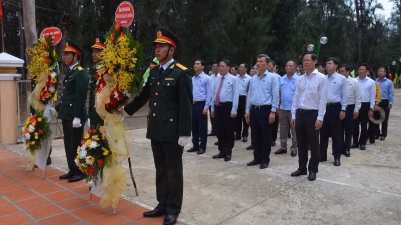 Phó Chủ tịch Quốc hội Nguyễn Đức Hải cùng Đoàn công tác đến đặt vòng hoa thắp hương tại Bia liệt sĩ đảo Phú Quý.