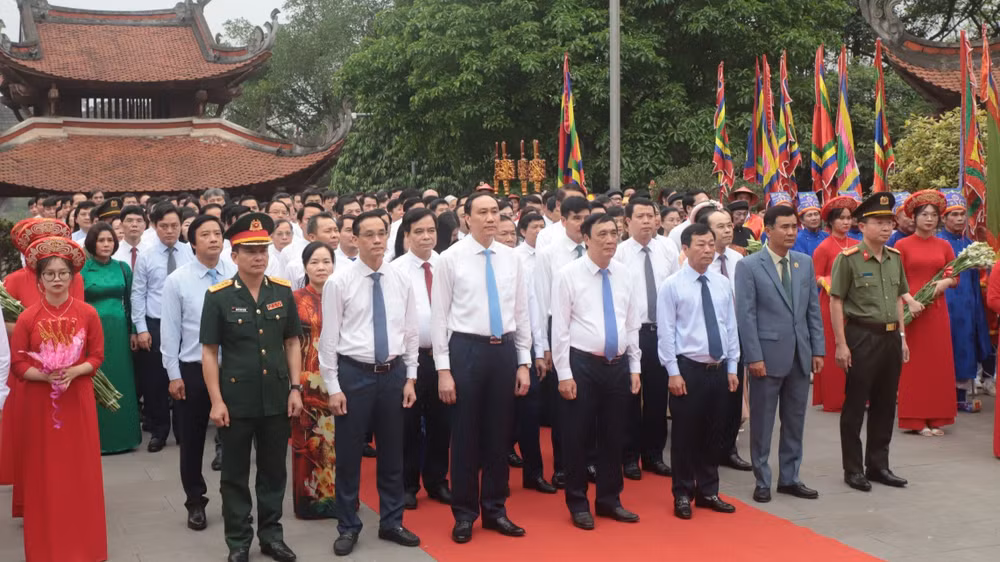 Lãnh đạo tỉnh Phú Thọ thành kính làm lễ dâng hương tại Đền Quốc Tổ Lạc Long Quân.