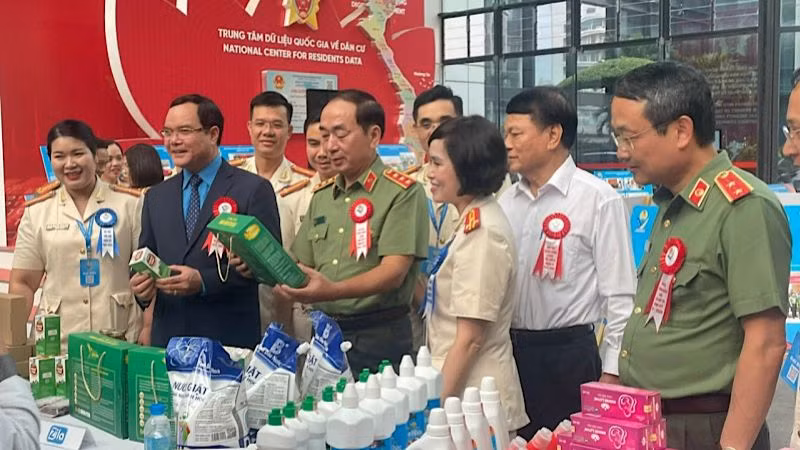 Các đại biểu tham quan gian hàng tại Đại hội.