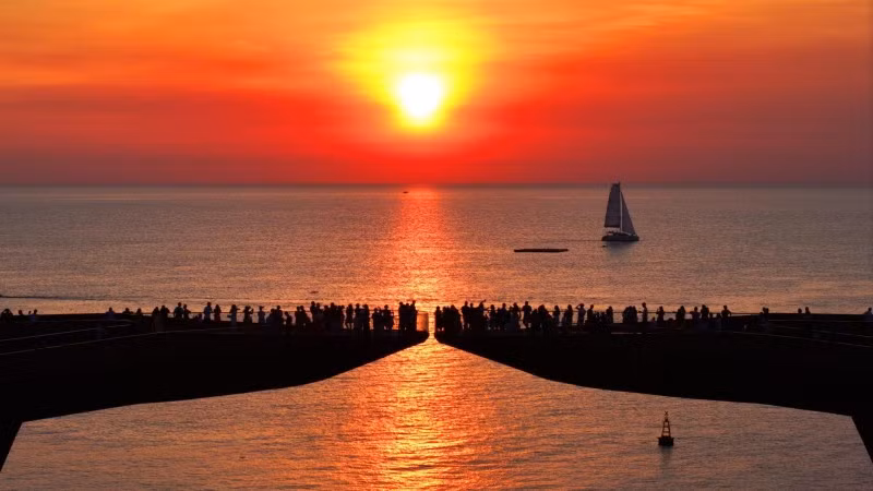 Cầu hôn - Công trình được CNN ca ngợi vì thiết kế độc bản và khung cảnh hoàng hôn “đốn tim”. Cầu hôn - Công trình được CNN ca ngợi vì thiết kế độc bản và khung cảnh hoàng hôn “đốn tim”.