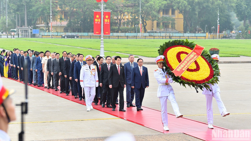 Các đồng chí lãnh đạo Đảng, Nhà nước cùng các đại biểu Quốc hội vào Lăng viếng Chủ tịch Hồ Chí Minh. Vòng hoa của đoàn mang dòng chữ “Đời đời nhớ ơn Chủ tịch Hồ Chí Minh vĩ đại - Quốc hội nước CHXHCN Việt Nam khóa XV - Kỳ họp thứ 7”.