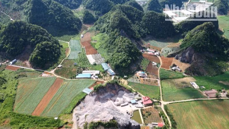 Khai thác cát sạn trái phép tại khu vực Tiểu khu Vườn Đào, thị trấn Nông trường Mộc Châu.