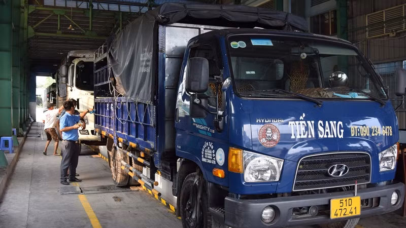 Dù lượng xe đông, nhưng đăng kiểm viên luôn thực hiện nghiêm theo quy định đăng kiểm. (Ảnh: HỮU NGHĨA)