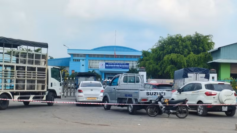 Nhiều xe đỗ trước cổng Trung tâm chờ đăng kiểm. (Ảnh: HỮU NGHĨA)