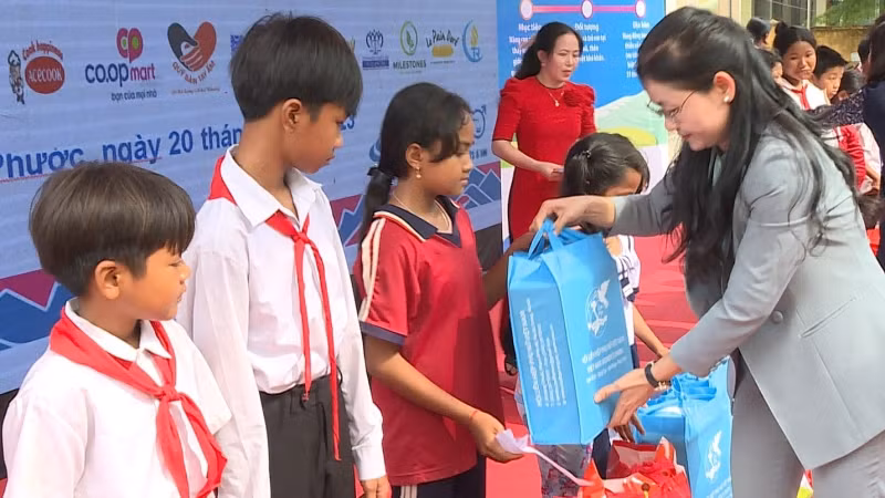 Lãnh đạo Trung ương Hội Liên hiệp Phụ nữ Việt Nam trao quà cho học sinh tại xã Lộc Phú, huyện Lộc Ninh.