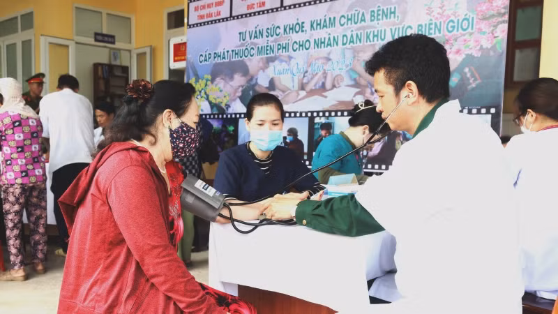 Cán bộ quân y Bộ đội Biên phòng tỉnh Đắk Lắk khám bệnh, tư vấn sức khỏe cho người dân biên giới xã Ia R’vê, huyện Ea Súp.