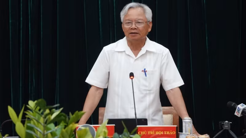 Giáo sư, Tiến sĩ Tạ Ngọc Tấn, Phó Chủ tịch Thường trực Hội đồng Lý luận Trung ương phát biểu kết luận hội thảo.