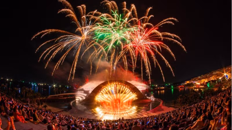 “Thiên hà pháo hoa” sau show Kiss of the Sea thắp sáng trời đêm Phú Quốc.