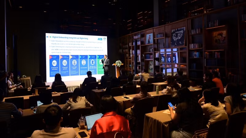 Đại diện Công ty FPT IS trình bày giải pháp ứng dụng công nghệ trong hoạt động ngân hàng. (Ảnh CTV)