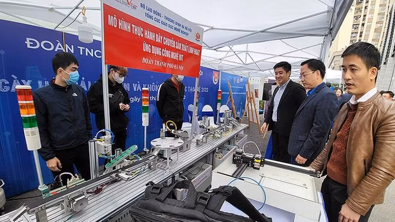 Các đại biểu Liên hoan “Tuổi trẻ sáng tạo” toàn quốc năm 2022 tham quan gian triển lãm “Mô hình thực hành dây chuyền sản xuất linh hoạt ứng dụng công nghệ IoT”.
