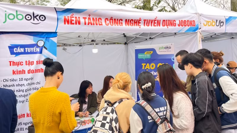 Đông đảo sinh viên tìm hiểu thông tin tuyển dụng việc làm tại Festival tuyển dụng EAUT 2024.