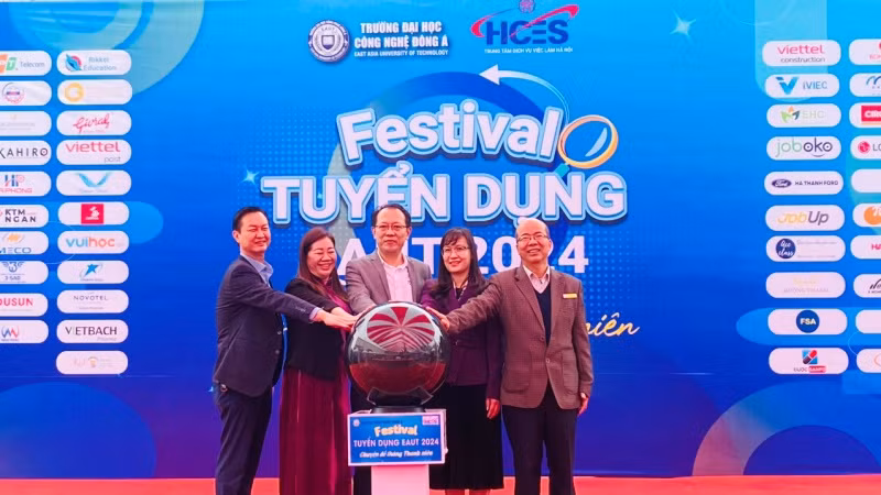 Các đại biểu thực hiện nghi thức khai mạc Festival tuyển dụng EAUT 2024.