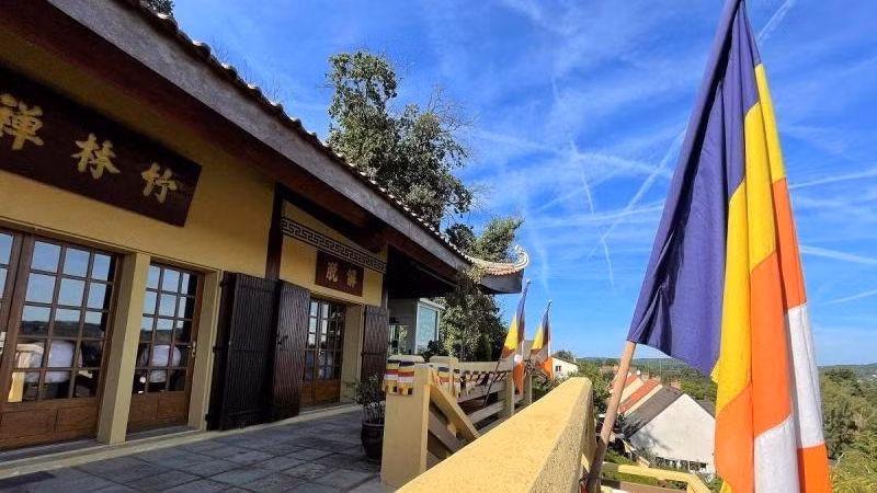 Đại lễ Vu Lan được tổ chức trang nghiêm và ấm cúng tại Thiền viện Trúc Lâm (ngoại ô Paris). (Ảnh: MINH DUY)